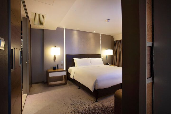 Room 16 of 42