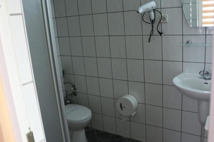 Room 8 of 16