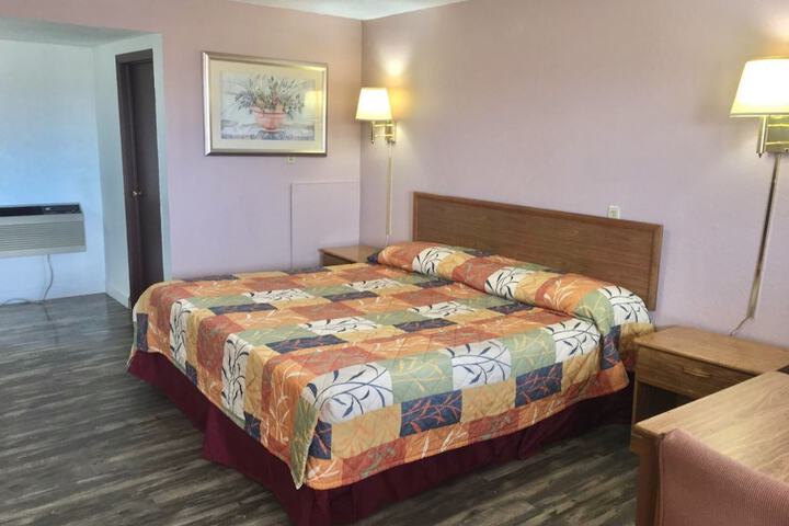 Standard Single Room 1 King Bed (5 of 6)