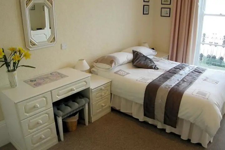 Room 4 of 12