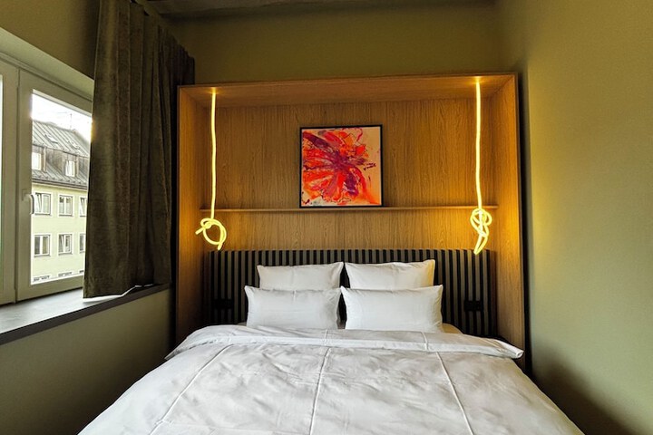 Room 4 of 73