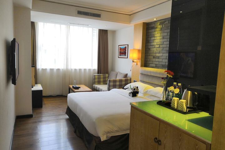 Room 4 of 8