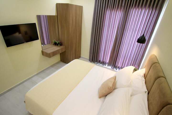 Room 21 of 34