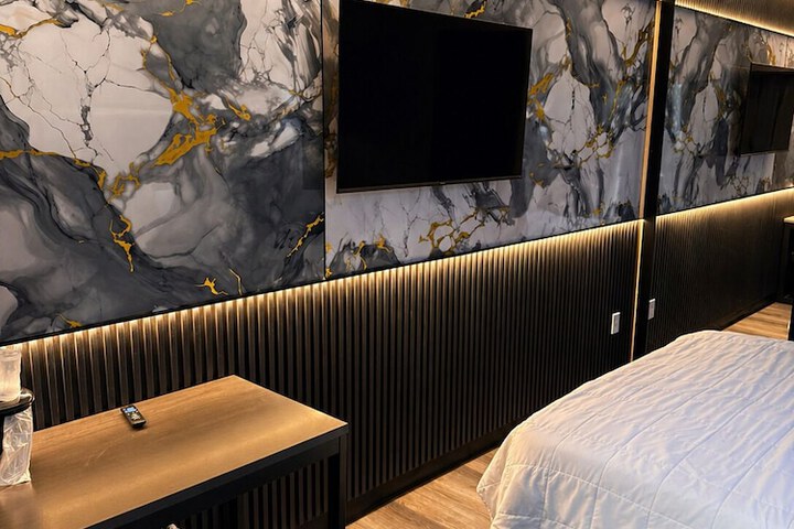 Room 6 of 11