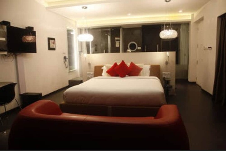 Room 8 of 90