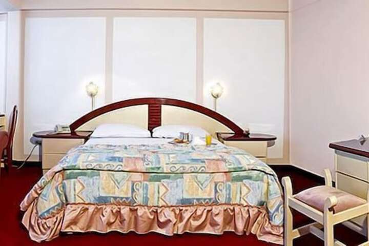 Room 13 of 36