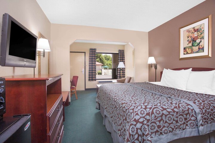 1 King Bed (5 of 9)