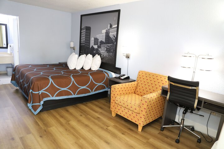 1 King Bed (3 of 6)