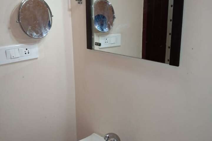 Room 8 of 12