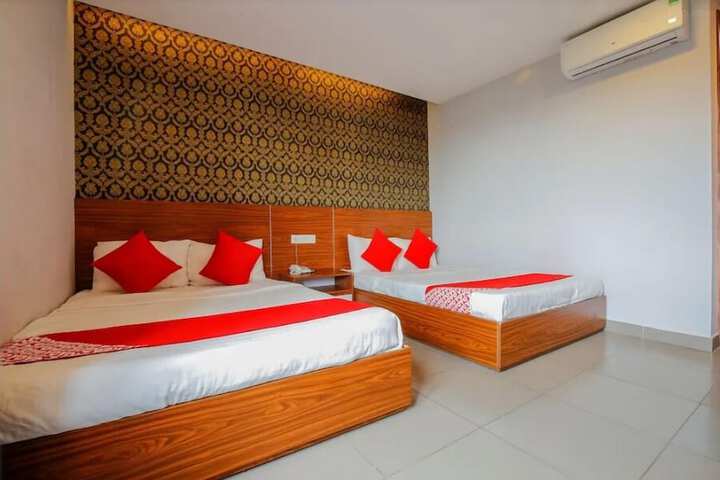 Room 4 of 8