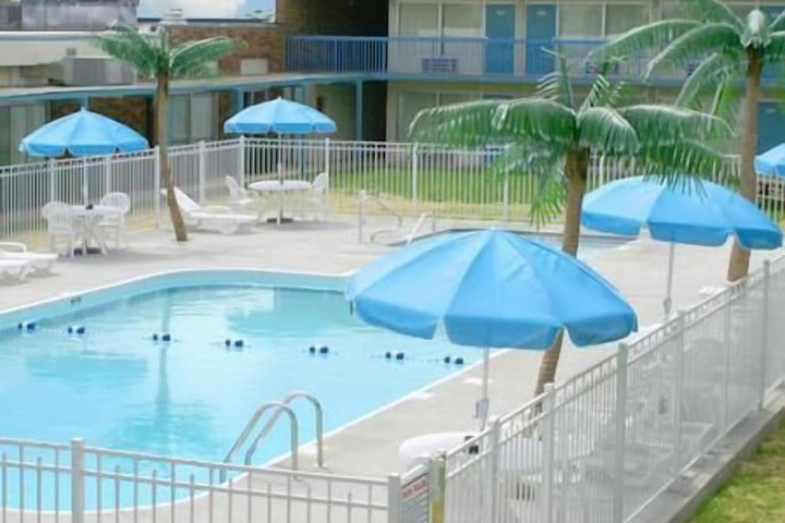 Pool 10 of 18
