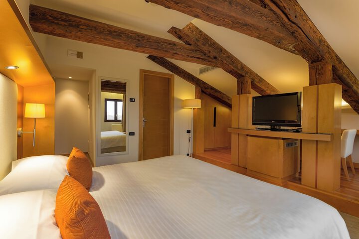 Room 153 of 290