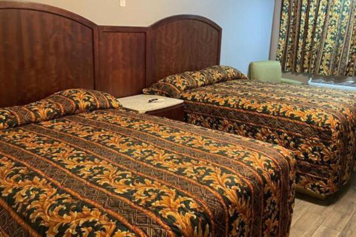 Comfort Room 1 Queen Bed (7 of 9)