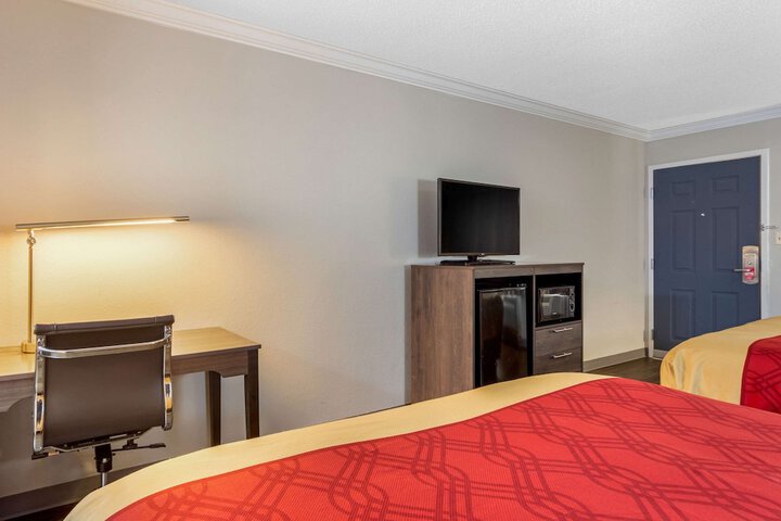 2 Queen Beds (5 of 7)