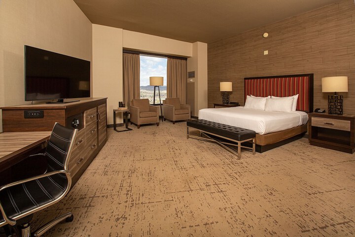 1 King Bed Casino Tower (3 of 11)
