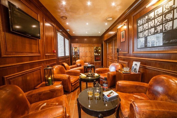 Lounge 21 of 30