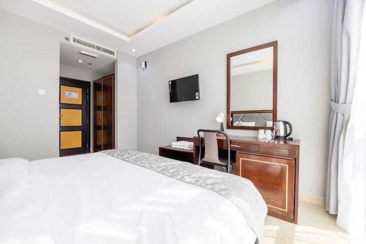 Room 8 of 18