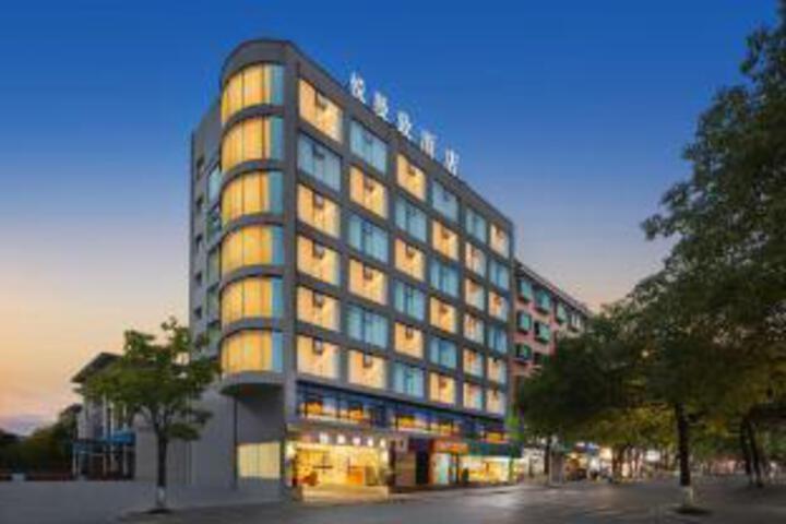Longli Huachen Hotel