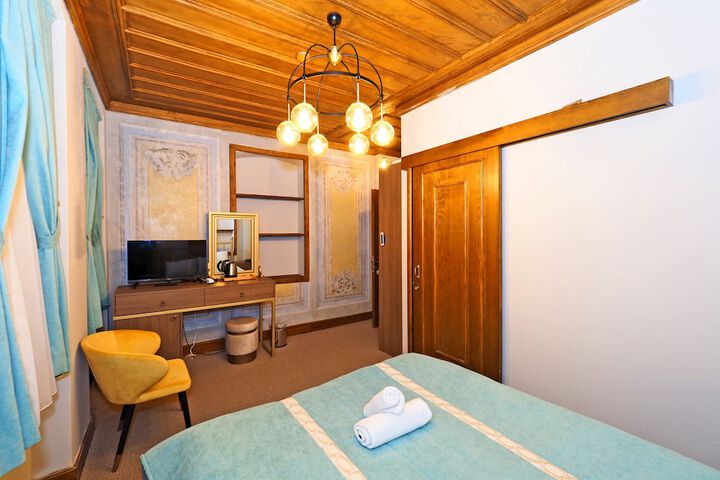 Room 7 of 18