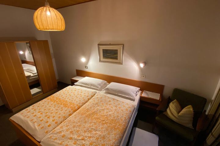 Room 3 of 44