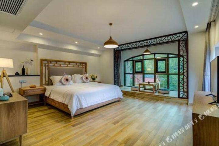 PuYue Art Design Hotel