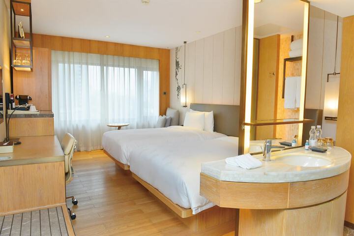 Room 22 of 180