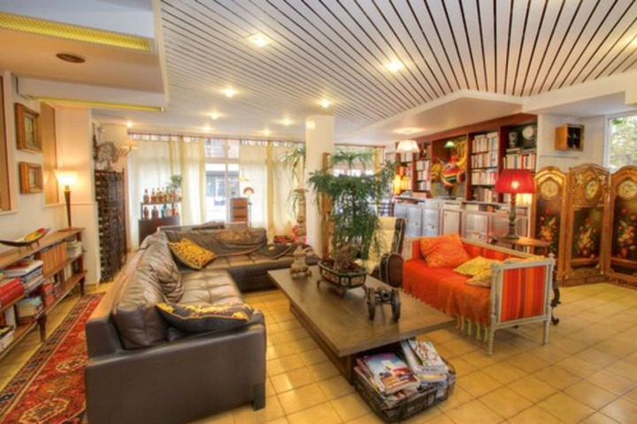 Lounge 28 of 41