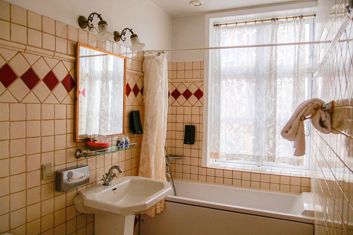 Room 153 of 214