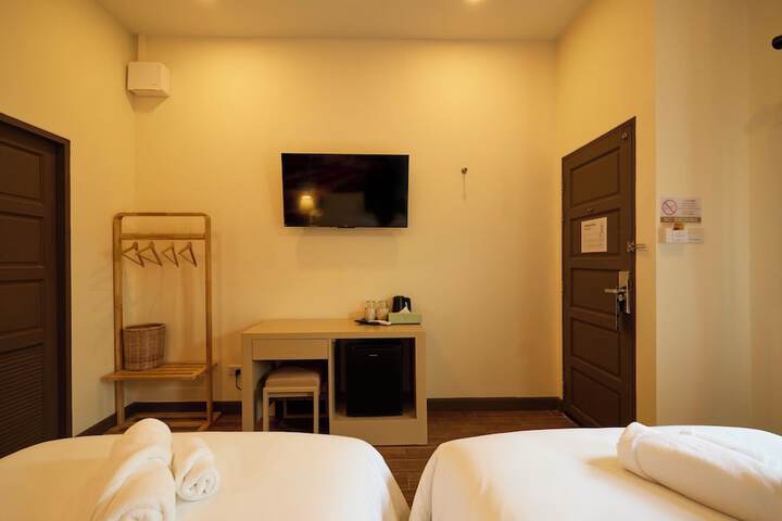 Room 4 of 32