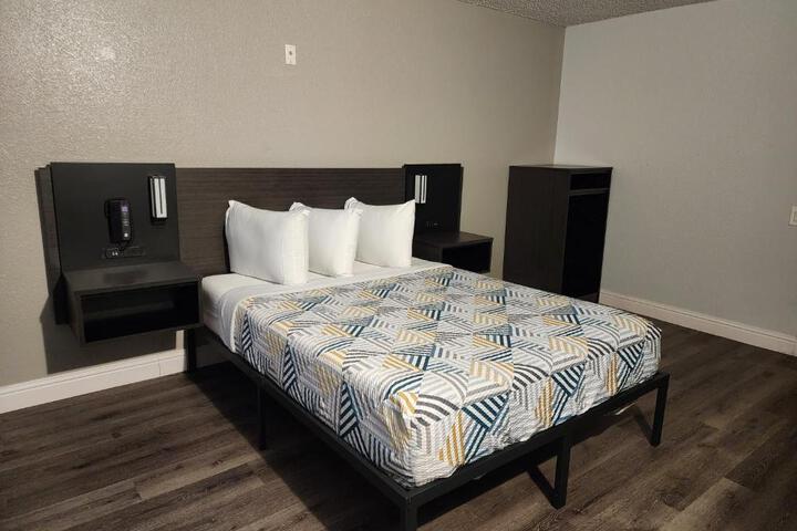2 Queen Beds (1 of 16)
