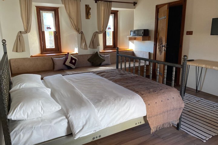 Room 2 of 16