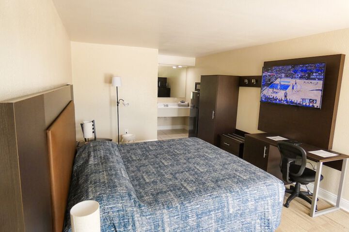 Room 4 of 10