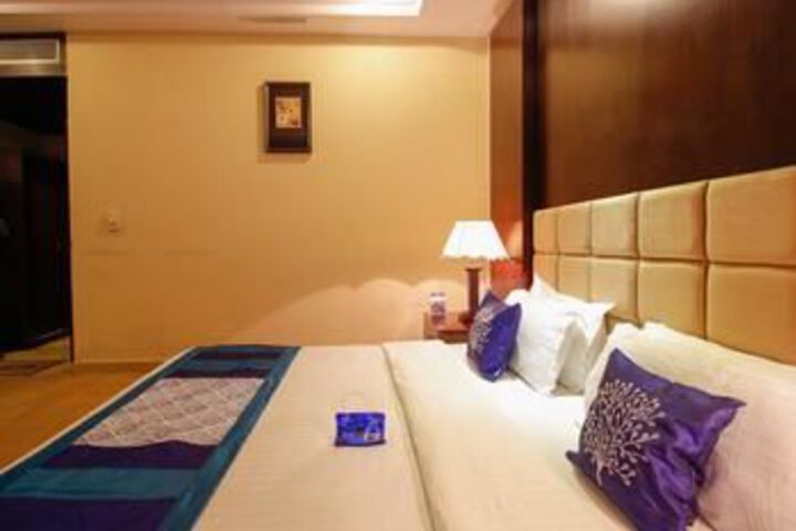 Room 6 of 18