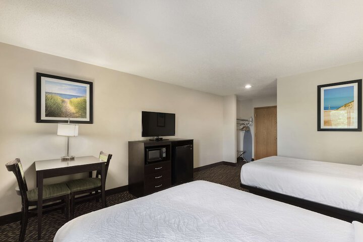 2 Double Beds Microwave and Refrigerator WiFi Full Breakfast (3 of 5)