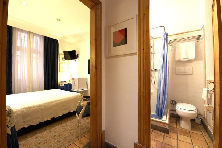 Room 45 of 76