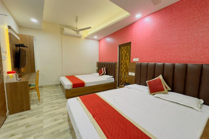 Room 8 of 12