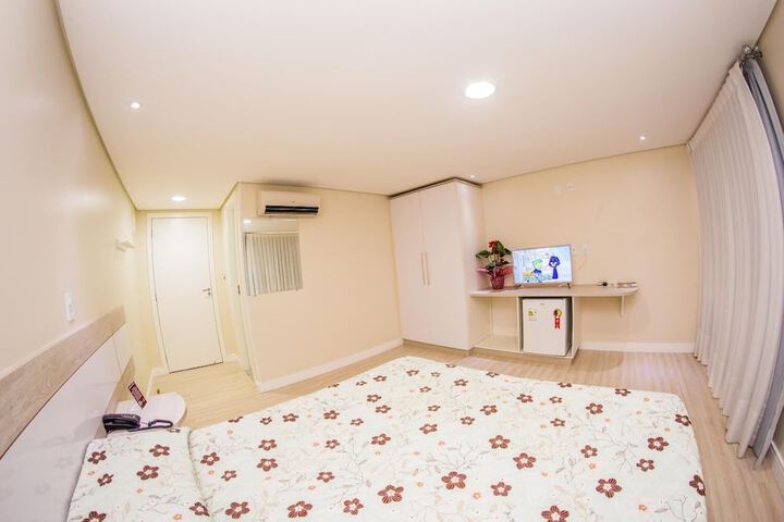 Room 7 of 33