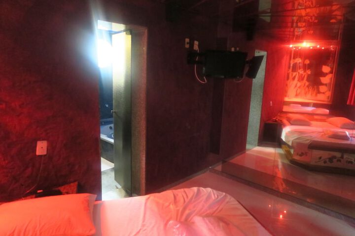 Room 8 of 18