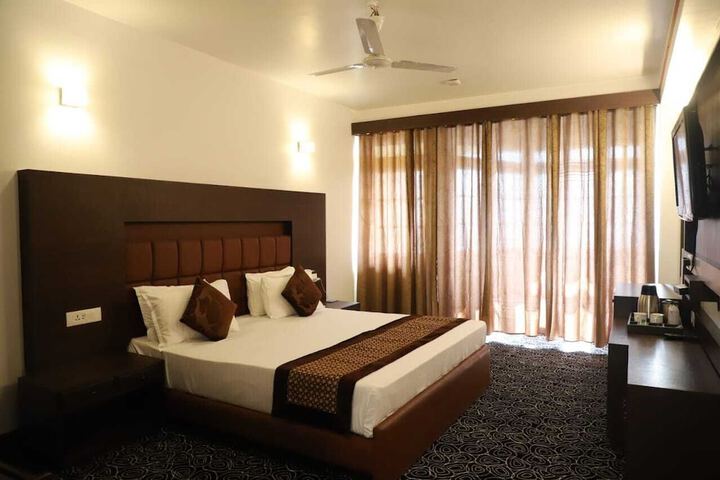 Room 9 of 35
