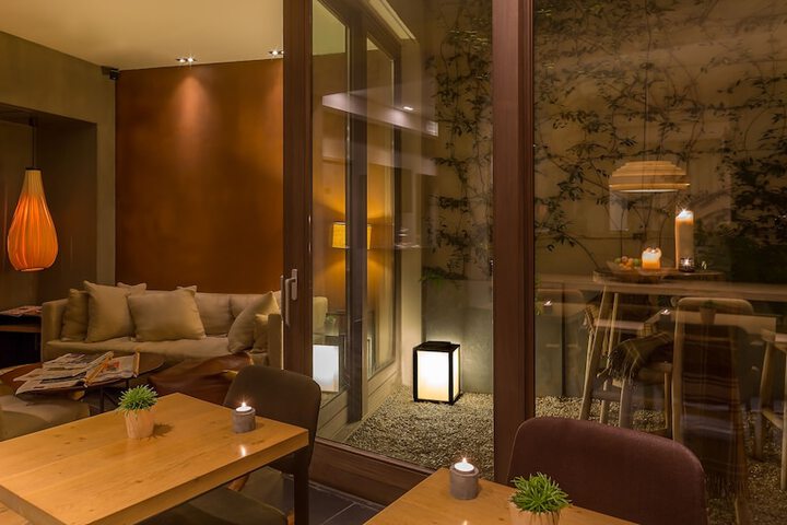 Lounge 121 of 139