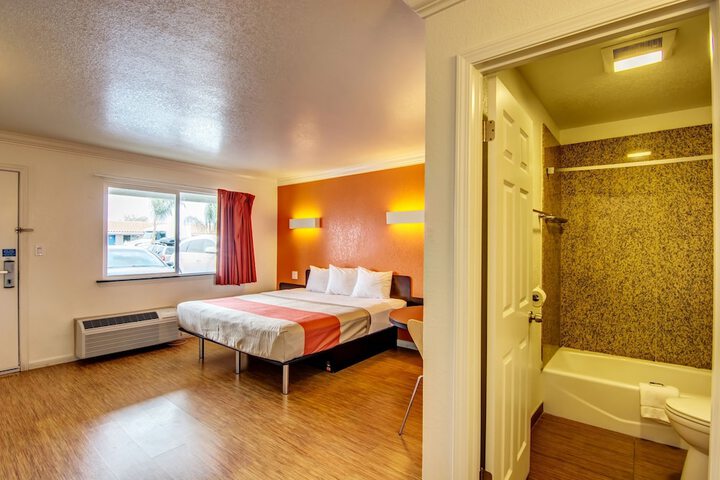 1 King Bed Micfridge (2 of 8)