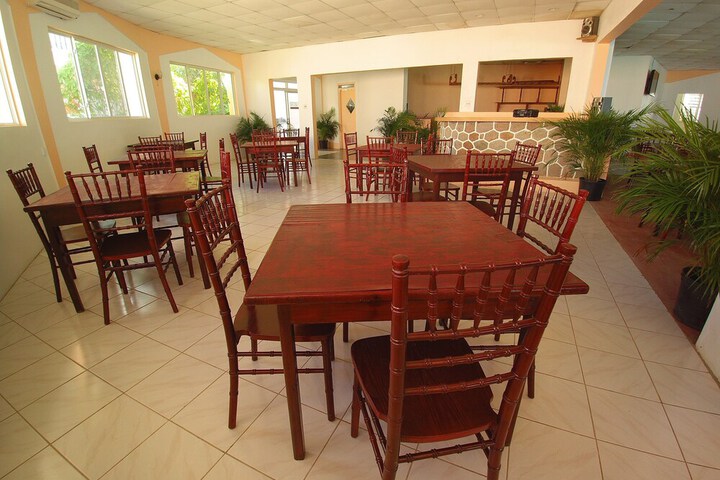 Dining 14 of 23