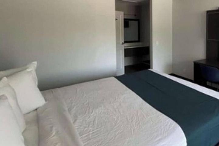 Room 6 of 15
