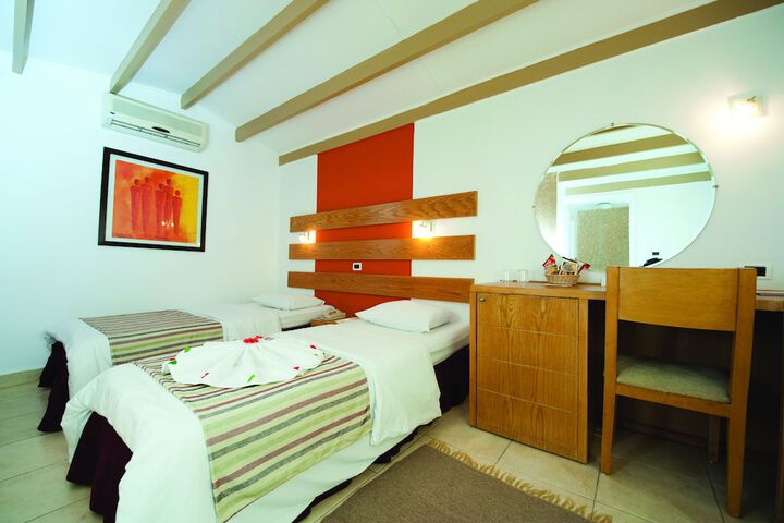 Room 4 of 97