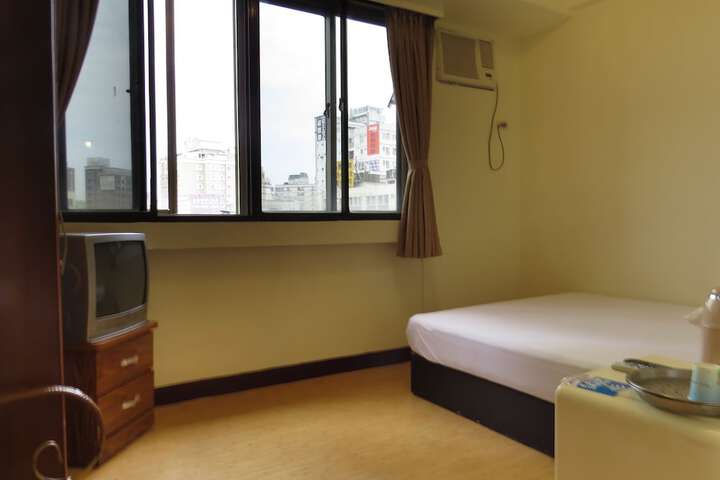 Room 13 of 35
