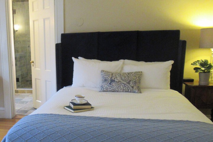 1 Queen Bed (33 of 39)