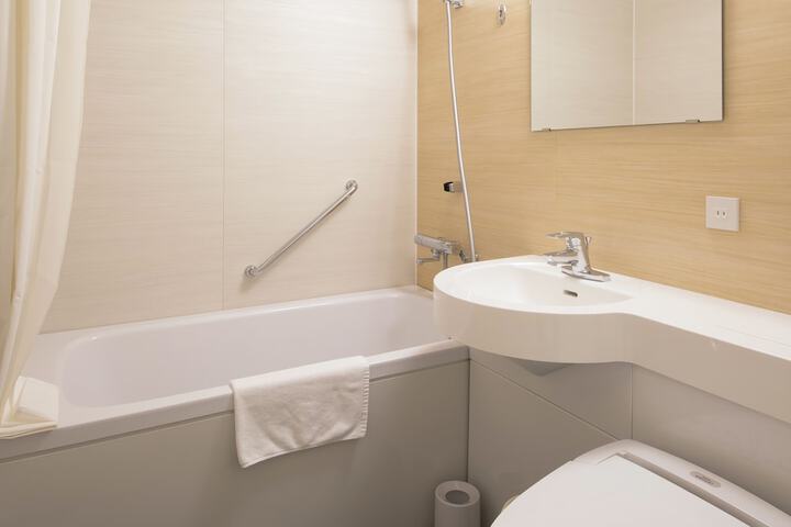 Room 16 of 28