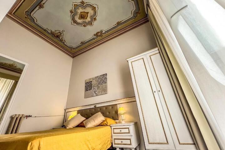 Room 33 of 61