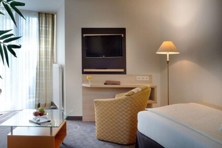 Room 4 of 33