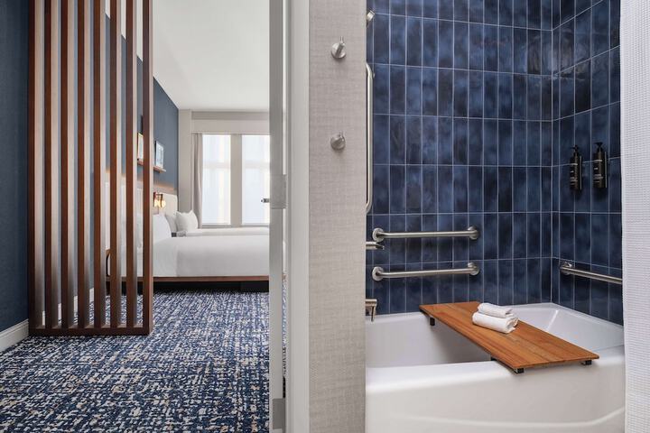 2 Queen Beds Accessible Corner Mobility Bathtub (4 of 12)